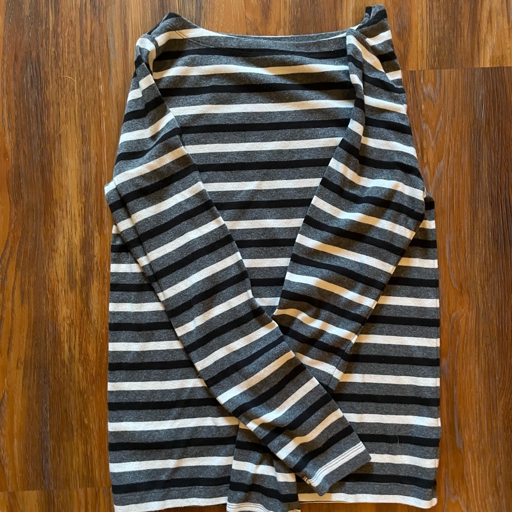 WOMANS GAP LONG SLEEVE STRIPED TEE SIZE MEDIUM 8$